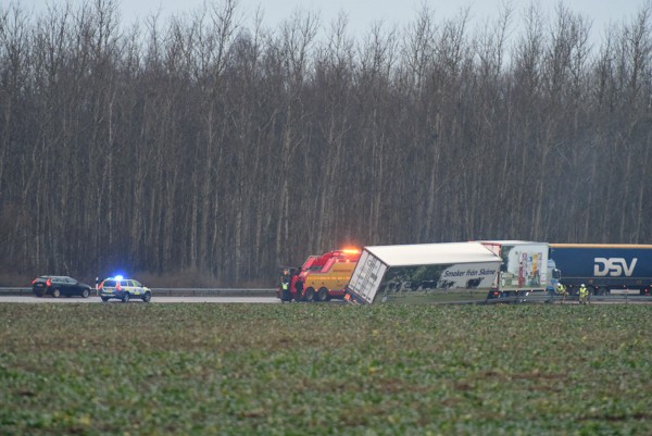 Lastbil med mjölk åkte ner i dike Löddeköpinge