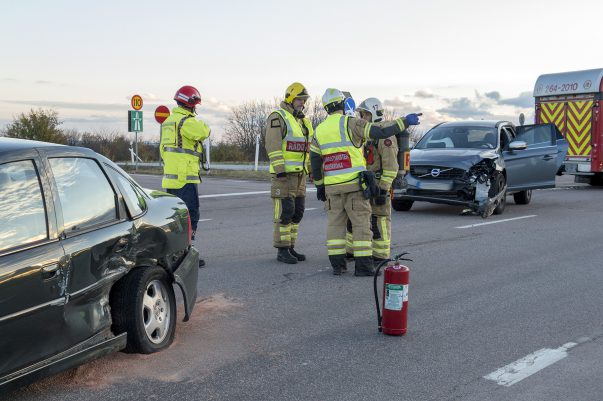 Två personbilar är inblandade i en trafikolycka på Vallåkravägen i höjd med Landskrona Norra. Ingen person ska ha kommit till skada. Båda bilarna fick bärgas från platsen