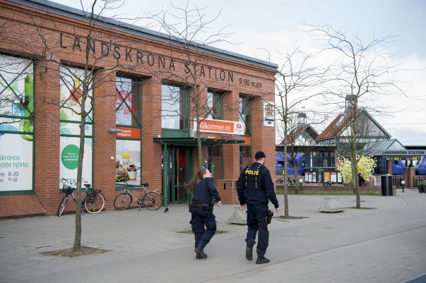 En stor polisinsats ägde rum vid 17:15-tiden vid Landskrona tågstation. Tungt beväpnad polis sökte genom tåget och även civilklädd polis sökte genom Ica Kvantum som ligger i direkt anslutning till tågstationen. Insatsen har troligen kopplingar till den misstänka kidnappningen som ska ha ägt rum
