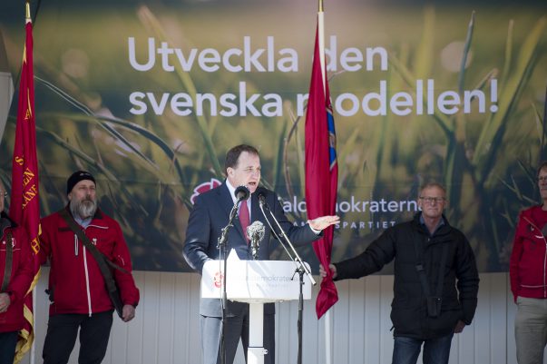 Sveriges statsminister Stefan Löfven talar i slottsparken i Landskrona på första maj.