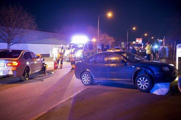 En bil kolliderar med en parkerad bil på Enoch Thulins väg i Landskrona. Föraren tog sig själv ur bilen och kontrollerades av ambulans på plats. Han behövde aldrig föras till sjukhus.